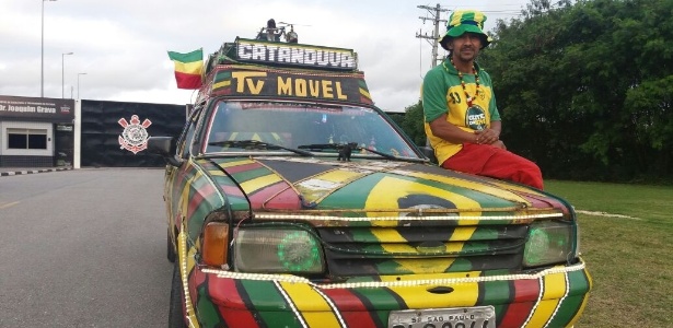 Jamaica na porta do CT do Corinthians: ele quer difundir o reggae e a reciclagem - Diego Salgado/UOL Esporte
