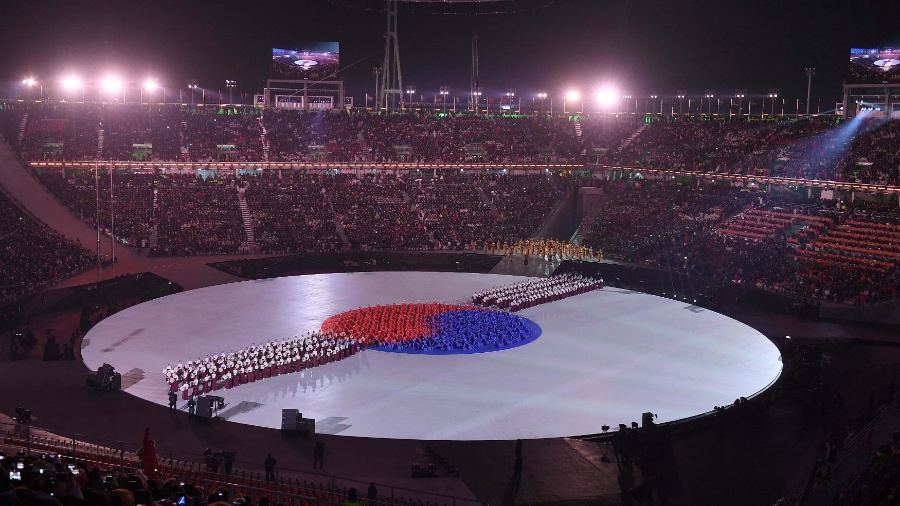 Bandeira da Coreia do Sul representada por pessoas na cerimônia de abertura dos Jogos de Inverno - CHRISTOF STACHE/REUTERS