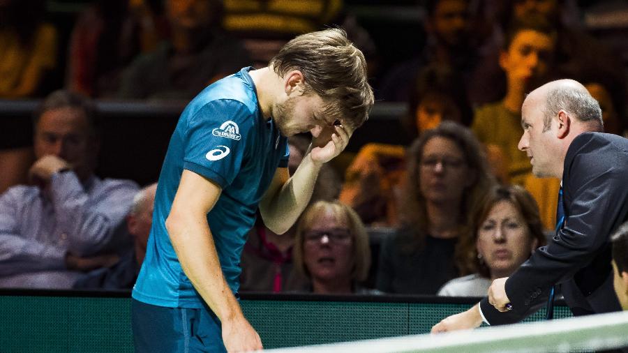 David Goffin, tenista belga, acertou uma bolada no próprio olho e precisou abandonar torneio na Holanda - KOEN SUYK/AFP