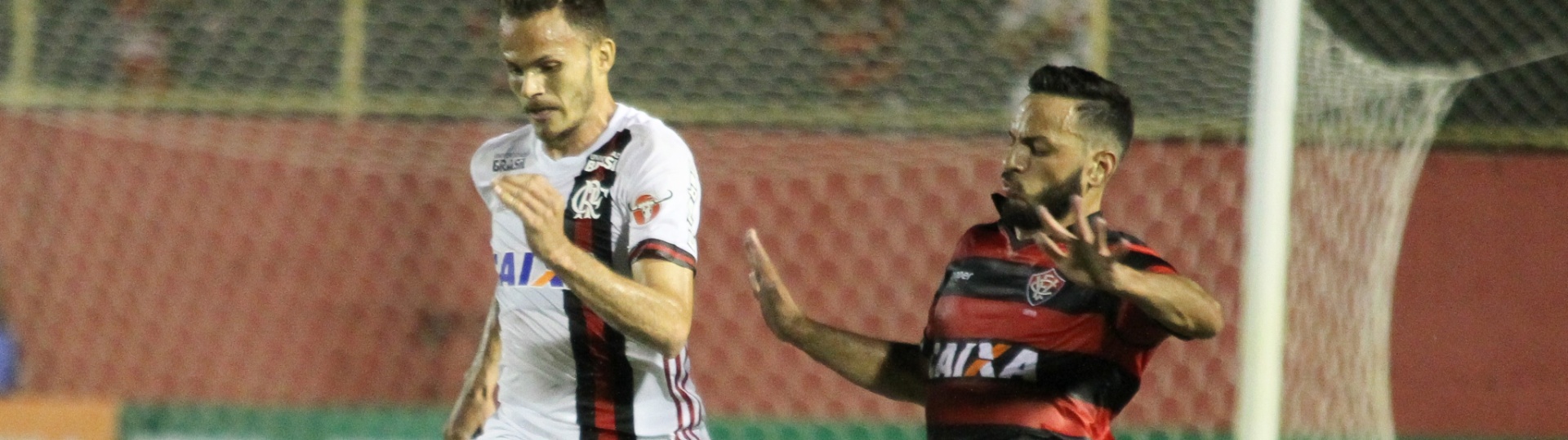 Renê, do Flamengo,e Yago, do Vitória, disputam a bola durante partida pelo Brasileirão