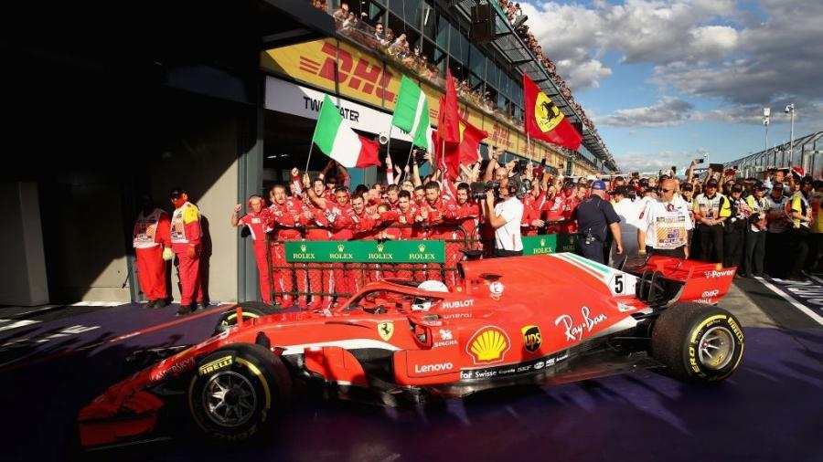 Carro da Ferrari tem recortes no assoalho, logo à frente dos pneus traseiros - Clive Mason/Getty Images