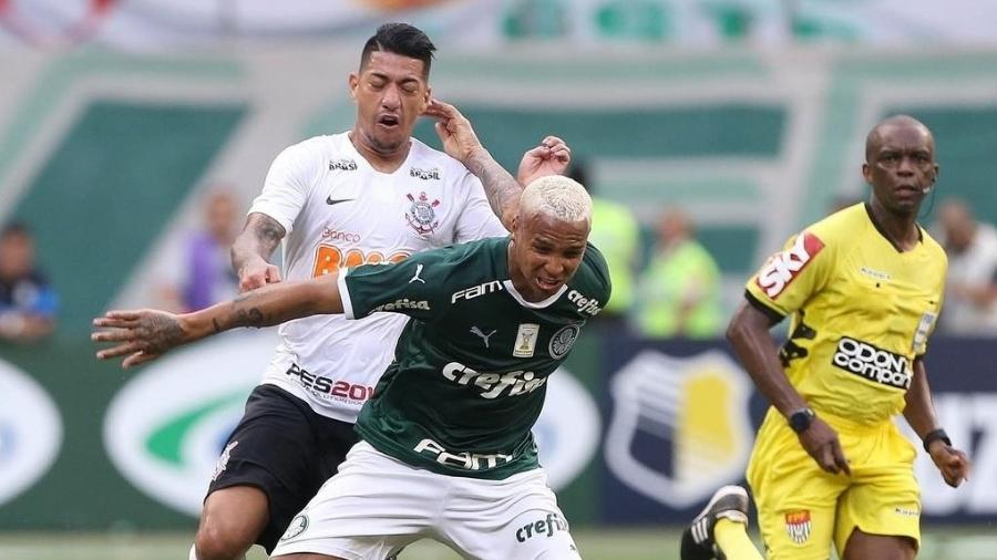 Deyverson (à frente) e Ralf brigam por bola no clássico entre Palmeiras e Corinthians - Palmeiras/Flickr