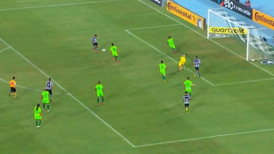 Kieza perdeu gol incrível sem goleiro no empate entre Botafogo e Juventude - Reprodução