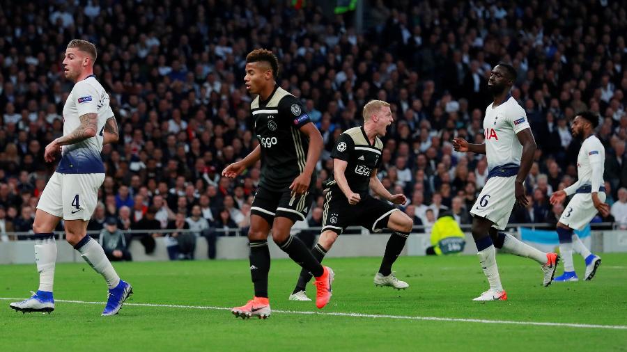 Van de Beek comemora gol do Ajax contra o Tottenham - Reuters/Andrew Couldridge