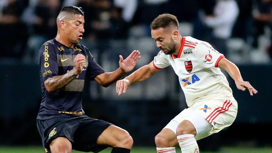 Ralf e Everton Ribeiro disputam bola durante duelo entre Corinthians e Flamengo em outubro de 2018 - Rodrigo Coca/Ag. Corinthians
