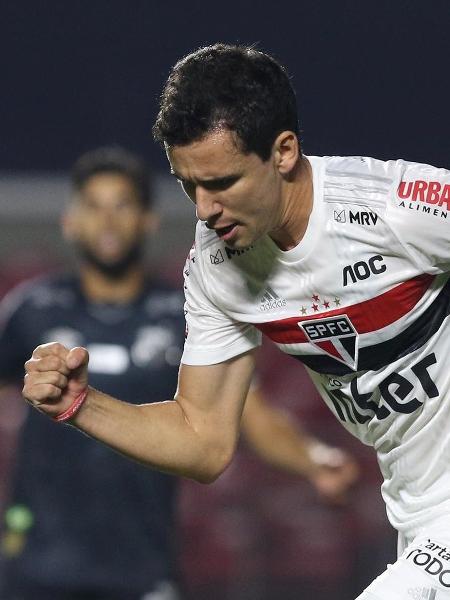 Pablo comemora um dos gols que fez contra o Santos na vitória do São Paulo - Rubens Chiri/São Paulo