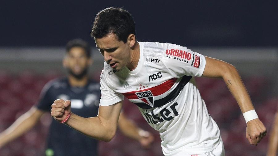 Pablo comemora um dos gols que fez contra o Santos na vitória do São Paulo - Rubens Chiri/São Paulo