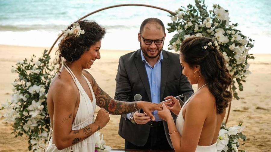 Casamento praiano da atacante do Santos e da seleção brasileira Cristiane rende álbum e elogios - Reprodução/Instagram @leonardotucci.fotografia
