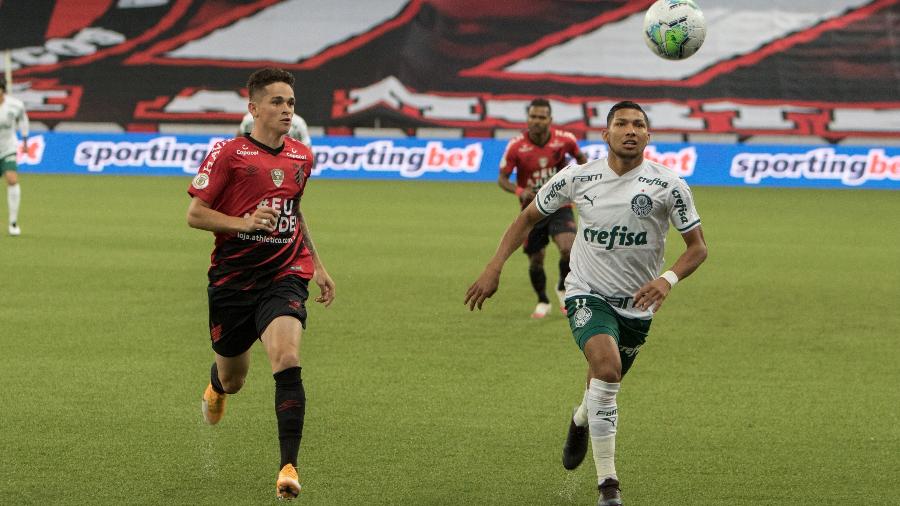 Rony em ação pelo Palmeiras contra o Athletico-PR: atacante ainda busca o primeiro gol pelo clube - Robson Mafra/AGIF