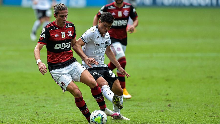 Filipe Luís e Kevin em disputa no clássico Flamengo x Botafogo - Thiago Ribeiro/AGIF