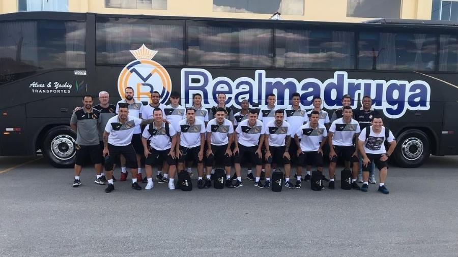 Equipe do Real Madruga posa em frente ao ônibus do time - Divulgação