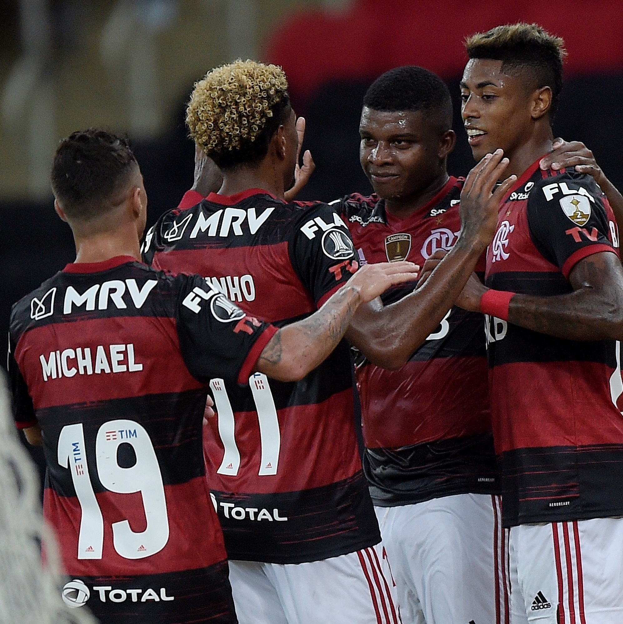 Paquetá brilha, mas Vitinho faz seu melhor jogo em vitória do