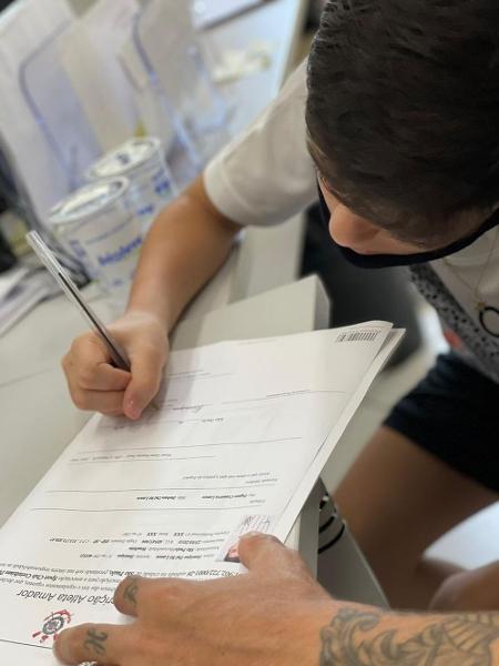 Filho de Fagner, do Corinthians, assina seu primeiro vínculo com o clube - Reprodução/Instagram/Fagner Lemos