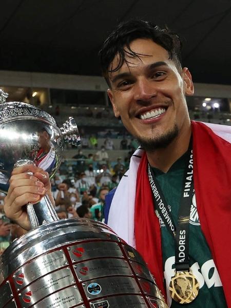 Gustavo Gomez com a taça da Libertadores da América - Cesar Greco