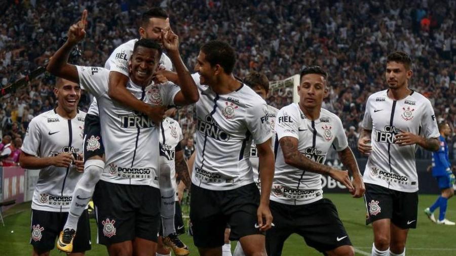 Jô comemora gol no jogo do título do Corinthians, no Brasileirão de 2017 - MIGUEL SCHINCARIOL / AFP
