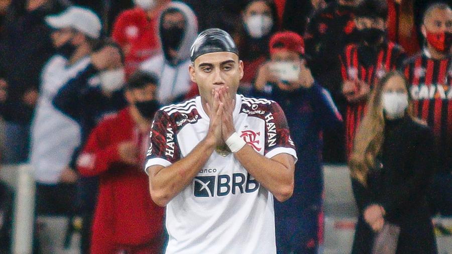 Andreas Pereira lamenta chance perdida durante partida do Flamengo diante do Athetico, pela Copa do Brasil - Gabriel Machado/AGIF
