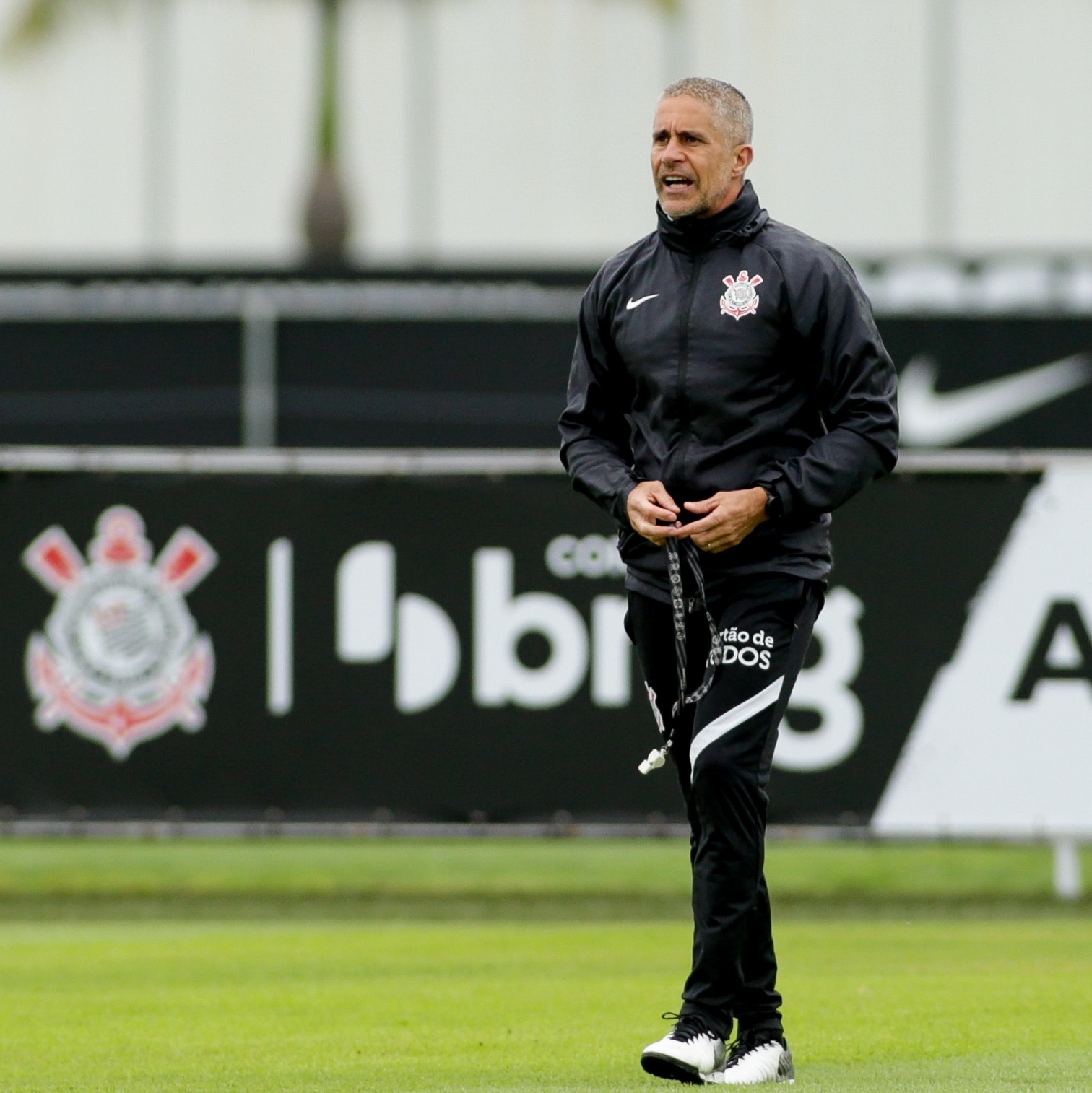 Ele fica! Diretor de futebol garante permanência de Sylvinho no Corinthians para 2022