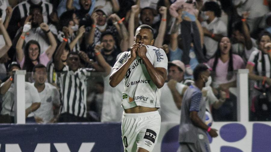 Lucas Braga comemora gol marcado pelo Santos contra o Cuiabá  - Guilherme Drovas/AGIF