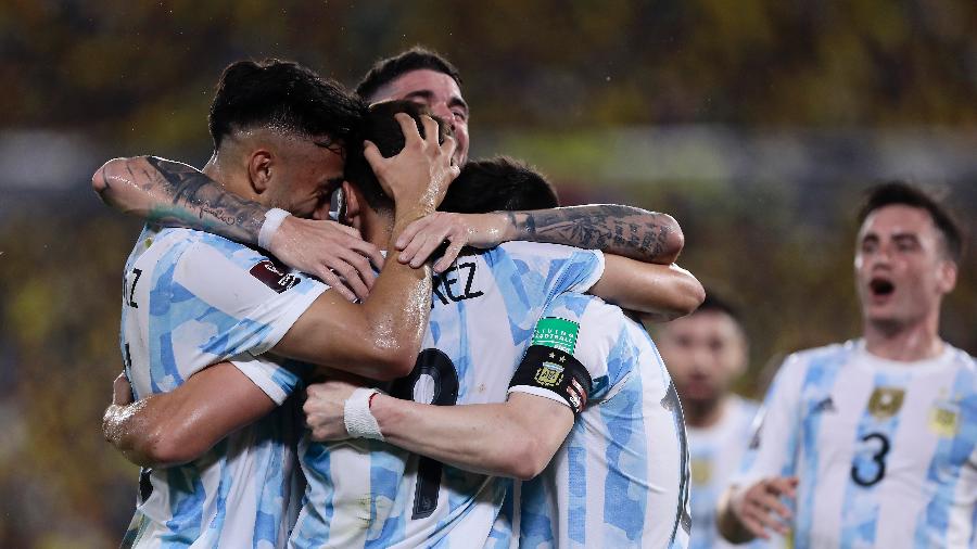 29.3.22 - Jogadores da Argentina comemoram gol de Julian Alvarez contra o Equador pelas Eliminatórias da Copa  - Franklin Jacome/Getty Images