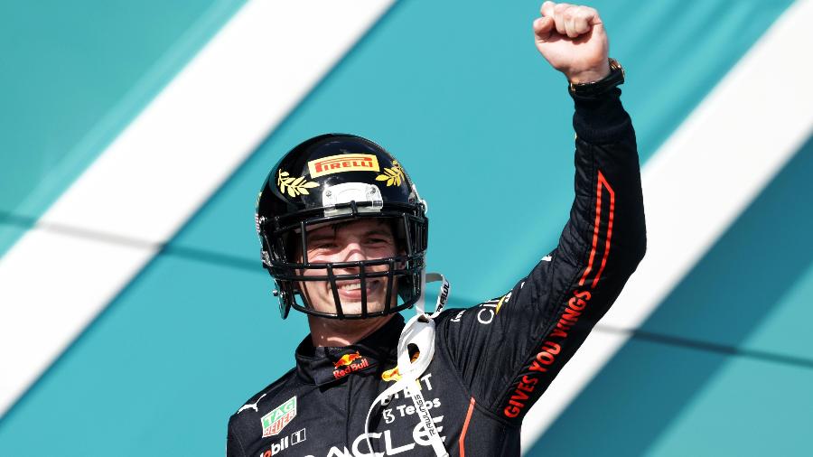 Com capacete em alusão ao futebol americano, Max Verstappen comemora vitória no GP de Miami - Fórmula 1