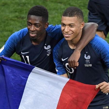 Mbappé e Dembélé posam para foto com a bandeira da França - Reprodução/Getty Images