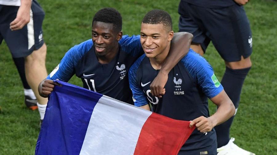 Mbappé e Dembélé posam para foto com a bandeira da França - Reprodução/Getty Images