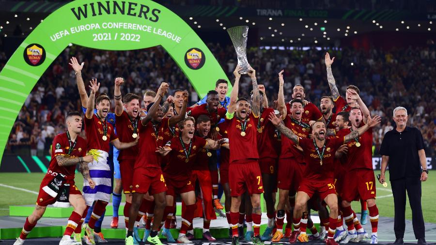 Jogadores da Roma celebram o título da Conference League 2021/22 - Alex Pantling/Getty Images