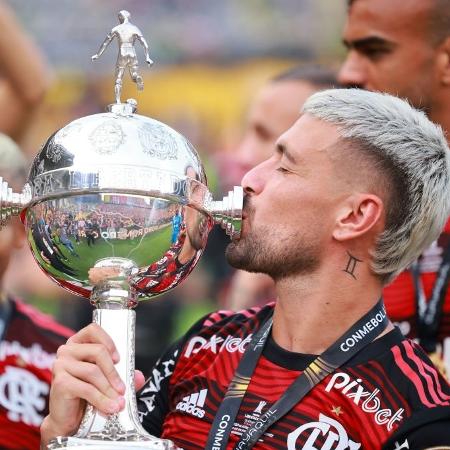 Arrascaeta, do Flamengo, beija a taça da Copa Libertadores de 2022 - Hector Vivas/Getty Images