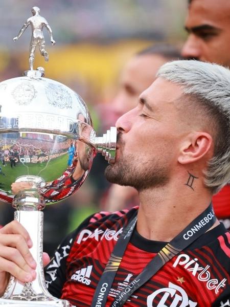 Arrascaeta, do Flamengo, beija a taça da Copa Libertadores de 2022 - Hector Vivas/Getty Images