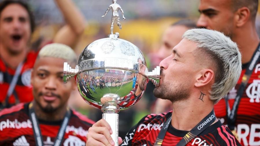 Arrascaeta, do Flamengo, beija a taça da Copa Libertadores de 2022 - Hector Vivas/Getty Images