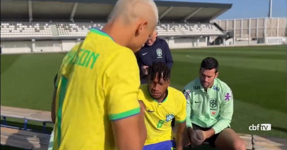 Richarlison tira Fred do 'lugar de Neymar' na hora da foto oficial da seleção brasileira