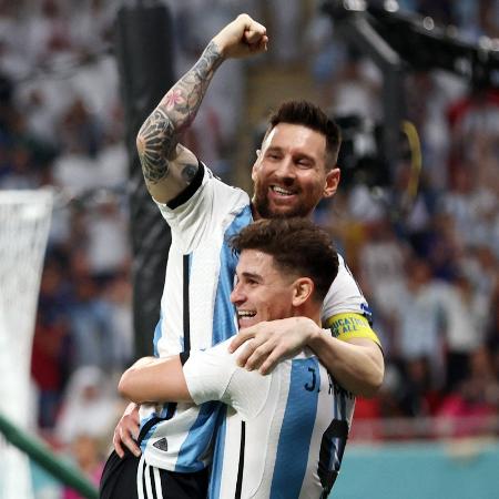 Messi e Alvarez se abraçam após gol da Argentina sobre a Austrália em jogo da Copa do Mundo - Pedro Nunes/Reuters
