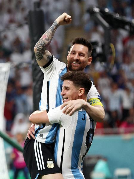 Messi e Alvarez se abraçam após gol da Argentina sobre a Austrália em jogo da Copa do Mundo - Pedro Nunes/Reuters