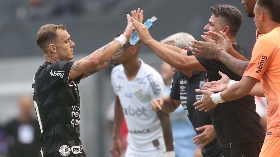 Roger Guedes comemora seu gol pelo Corinthians contra o Santos - GUILHERME DIONíZIO/CÓDIGO19/ESTADÃO CONTEÚDO