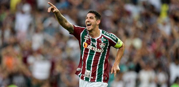 Alexsander e jogadores da base do Fluminense visitam crianças que