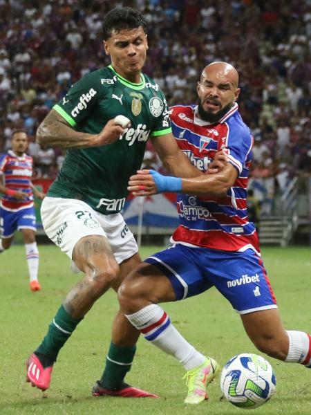 Richard Ríos, do Palmeiras, disputa a bola com Zé Welison, do Fortaleza, no jogo de volta da Copa do Brasil - Daniel Galber/Agência Estado