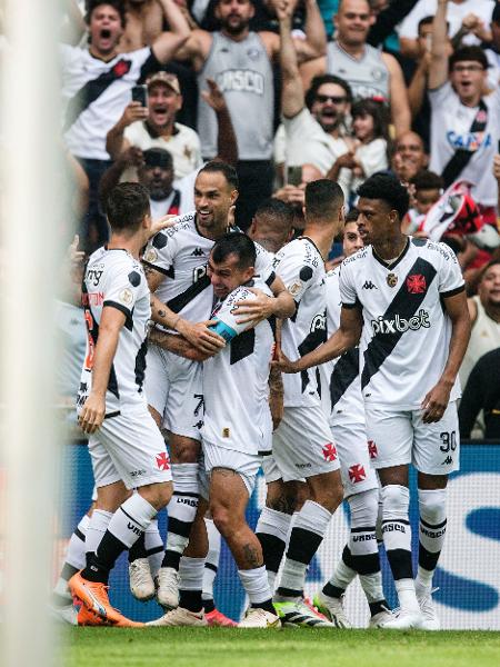 Jogadores do Vasco comemoram gol diante do Atlético-MG