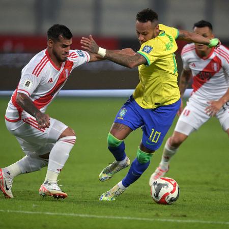 Trauco e Neymar brigam pela bola em Peru x Brasil, confronto das Eliminatórias para 2022