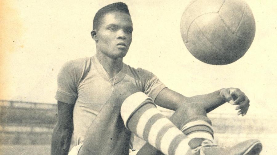 Zózimo, bicampeão mundial pela seleção brasileira, faz embaixadinhas Zózimo, bicampeão mundial pela seleção brasileira, faz embaixadinhas
