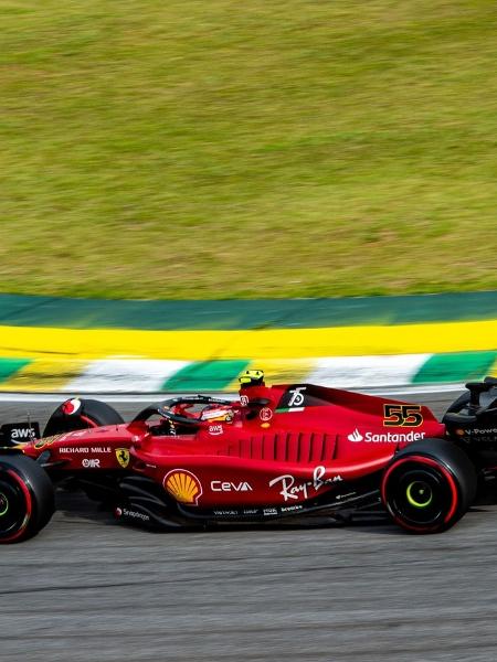 Carlos Sainz em ação com a Ferrari em Interlagos no GP de 2022