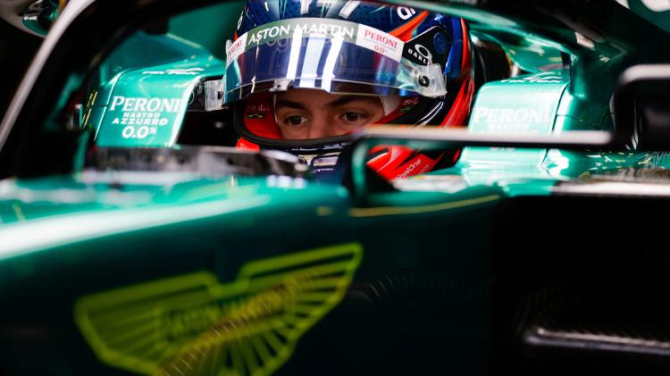 Felipe Drugovich durante teste com o carro de 2021 em Silverstone