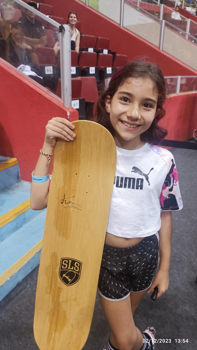 A pequena Helena com seu skate autografado por Rayssa Leal