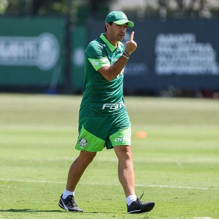 Abel Ferreira, técnico do Palmeiras, durante treino na Academia de Futebol