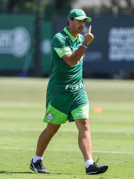 Abel Ferreira, técnico do Palmeiras, durante treino na Academia de Futebol