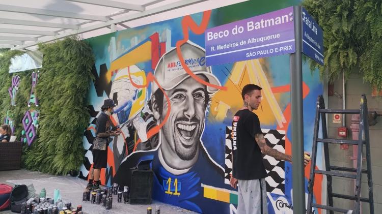 Grafite com a imagem do piloto brasileiro Lucas di Grassi, da Fórmula E, em uma parede no paddock do Sambódromo do Anhembi