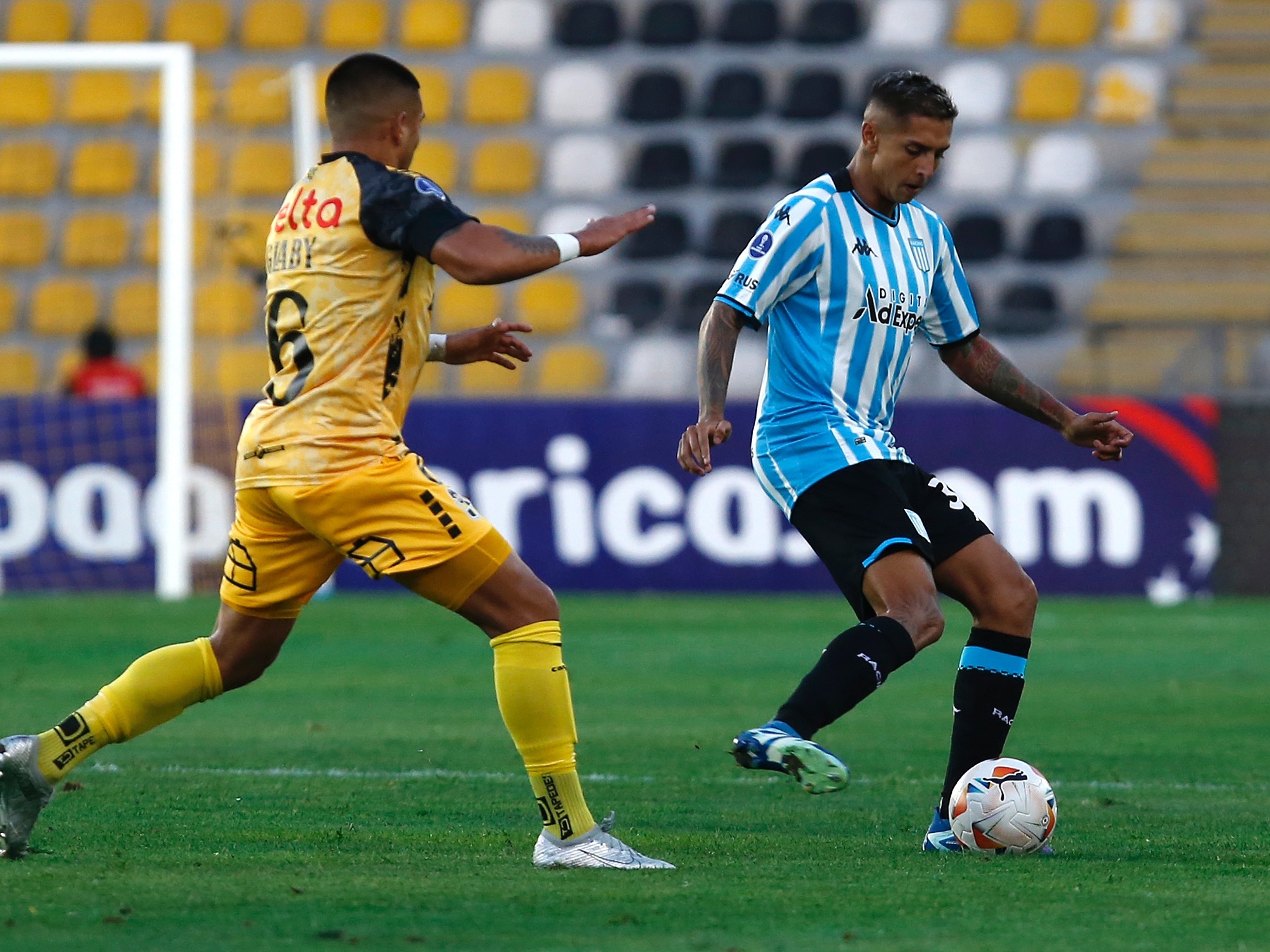 Goleiro do Racing leva gol contra bizarro na Sul-Americana; veja