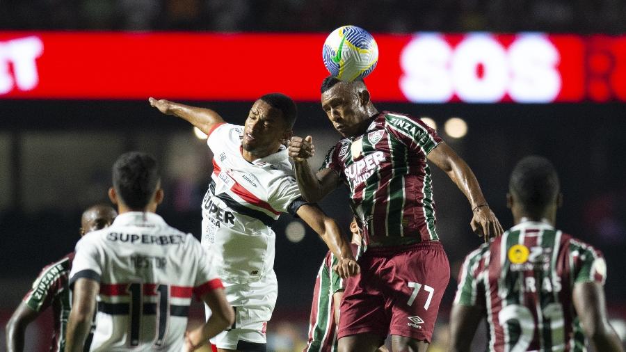 Juan, do São Paulo, e Marquinhos, do Fluminense, em ação no jogo do Brasileirão