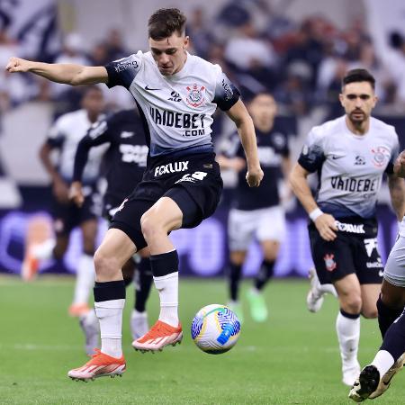 Breno Bidon, do Corinthians, em ação contra o  Botafogo, pelo Brasileirão