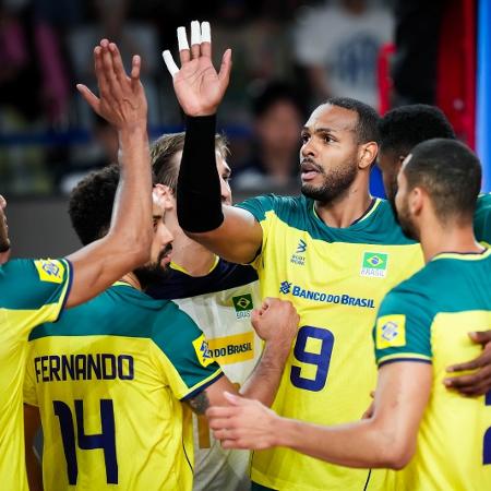 Jogadores da seleção brasileira de vôlei comemoram durante vitória sobre o Irâ, na Liga das Nações