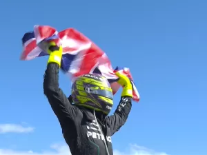 'Deixe comigo': como Hamilton voltou a vencer em prova tensa em Silverstone